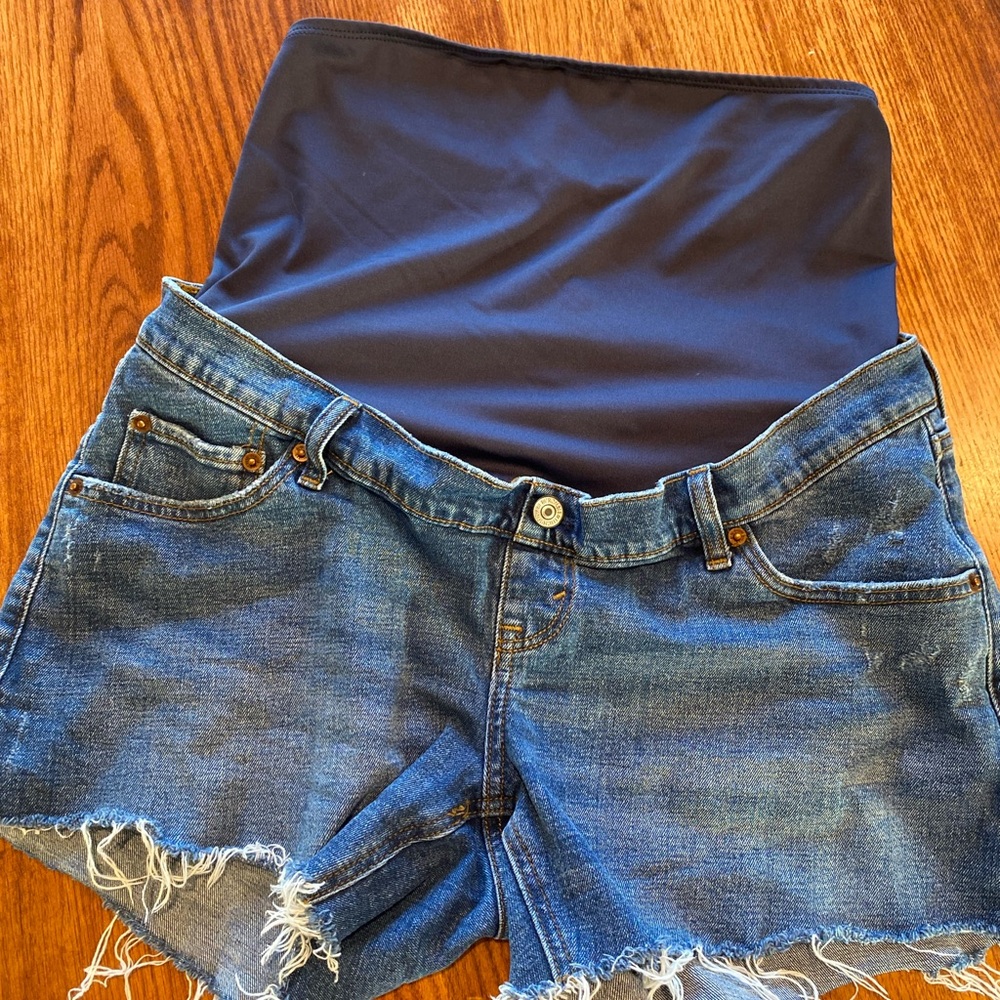 Abercrombie and Fitch maternity 4” mom jean shorts size 6
